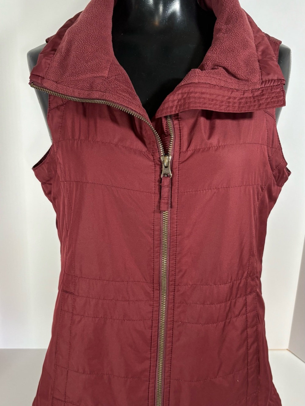 Columbia Quilted Wine Red Sleeveless Vest - Full Zip